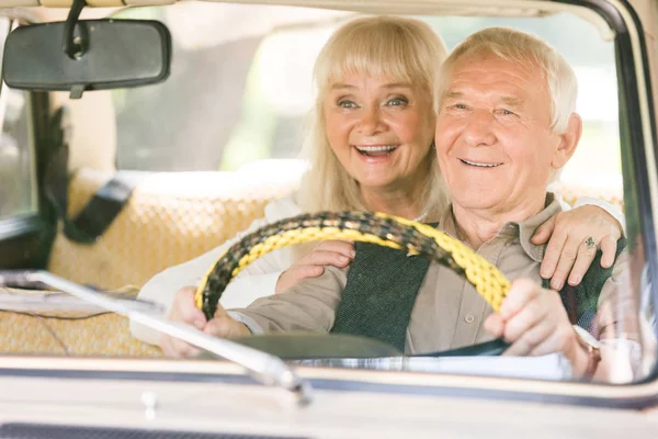 Souriant Senior Femme Étreignant Homme Alors Conduisait Voiture Rétro — Photo