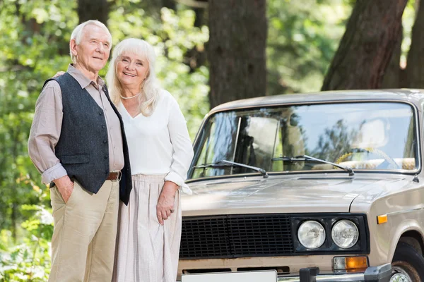 Senior Man Woman Standing Beige Car — Stock Photo, Image