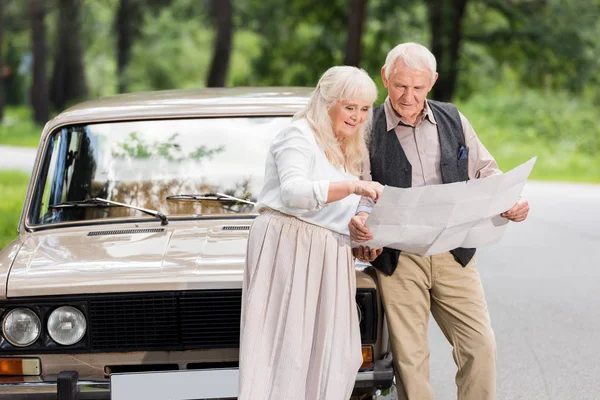 Senior Husband Wife Holding Map Leaning Car — Stock Photo, Image