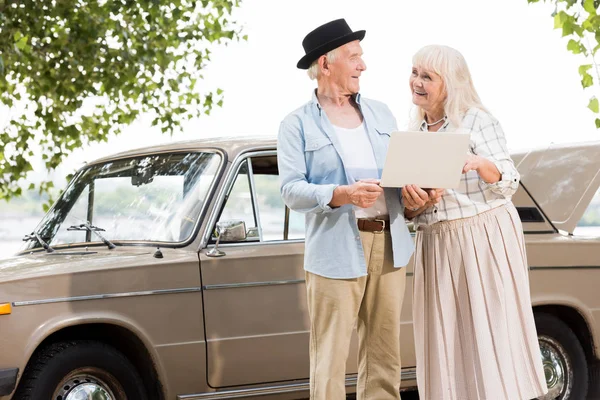 Happy Senior Couple Using Laptop Looking Each Other Beige Retro — Stock Photo, Image