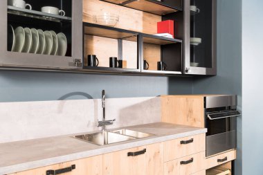 modern temiz ışık mutfak lavabo, musluk ve raflar plakalı bir parçası