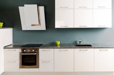 Beyaz mutfak tezgahı, soba ve fırın ile modern mutfak iç