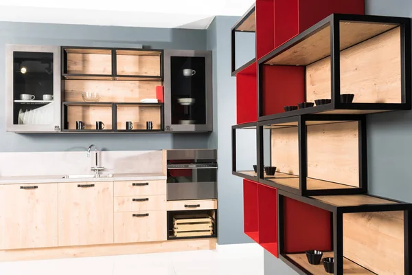 Interior Moderna Cocina Luz Limpia Con Mostradores Cocina Estantes Rojos — Foto de Stock