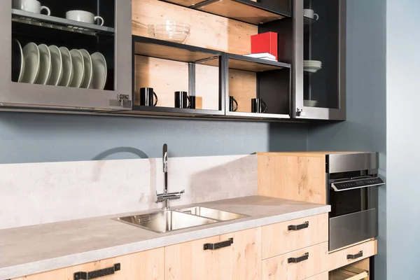 现代清洁光厨房的一部分 带水槽 水龙头和货架板 — 图库照片