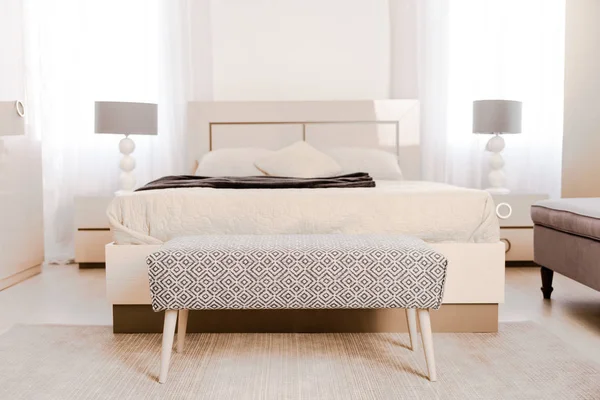 柔らかいベッドとランプ光の現代寝室のインテリア — ストック写真