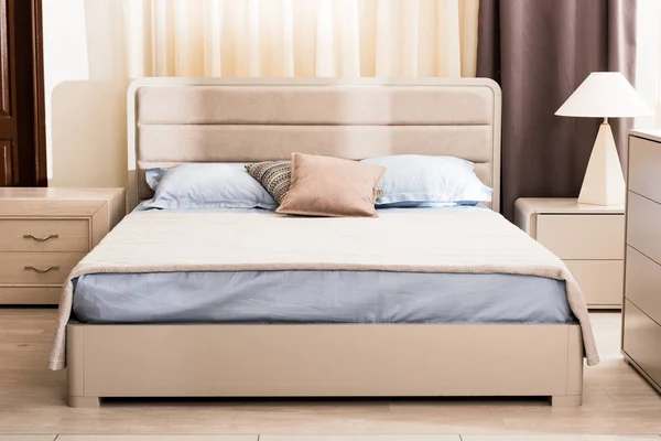 Interior Kamar Tidur Modern Dengan Tempat Tidur Krem Lembut Dan — Stok Foto