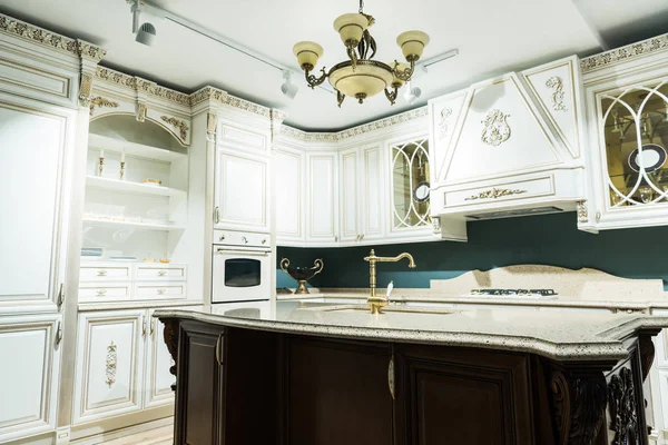 Interieur Van Moderne Witte Keuken Met Comfortabele Houten Meubilair Barokstijl — Stockfoto