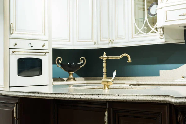 巴洛克风格的现代厨房内饰与水龙头和烤箱 — 图库照片
