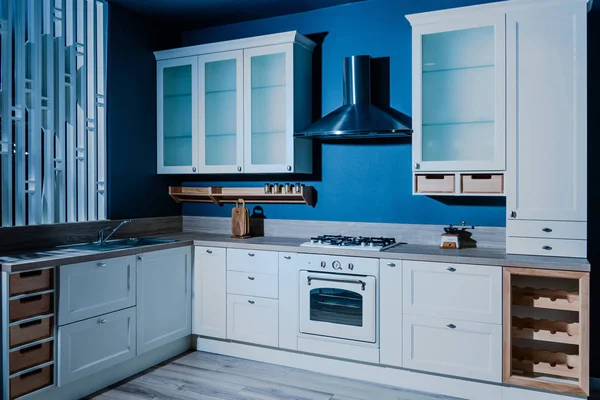 Εσωτερικό Της Σύγχρονης Κουζίνας Ξύλινο Λευκά Έπιπλα Και Μπλε Τοίχοι — Φωτογραφία Αρχείου