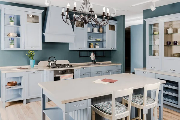 Intérieur Cuisine Moderne Avec Mobilier Bois Blanc Table Chaises — Photo