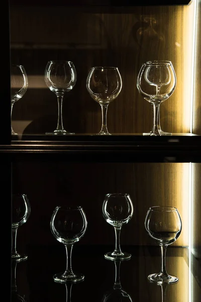 Diferentes Gafas Vino Estantes Cocina Con Luz Oscura — Foto de stock gratis