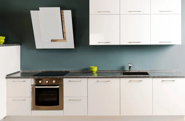 现代厨房内饰与白色厨房柜台 火炉和烤箱 — 图库照片