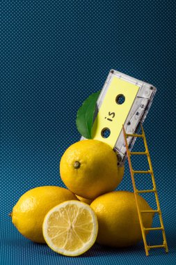 vintage ses kaseti ve mavi küçük merdiven ile taze limon