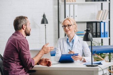 Hastanın hastanede randevu sırasında fizyoterapist ile konuşmayı yapıyor