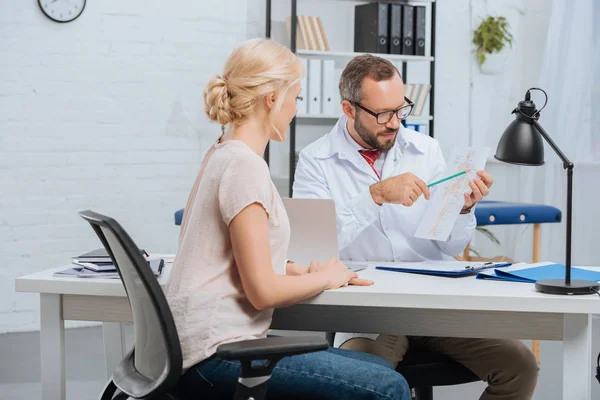 Kvinnlig Patient Att Möte Med Kiropraktik Kliniken — Stockfoto