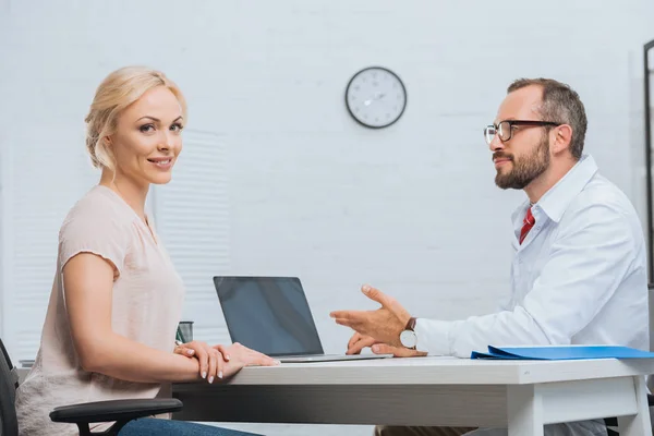 Fysiotherapeut Witte Jas Met Gesprek Met Vrouwelijke Patiënt Werkplek Met — Stockfoto