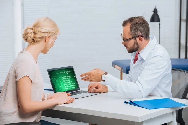 Physiotherapeutin Weißen Kittel Gespräch Mit Patientin Arbeitsplatz Mit Laptop Krankenhaus — Stockfoto