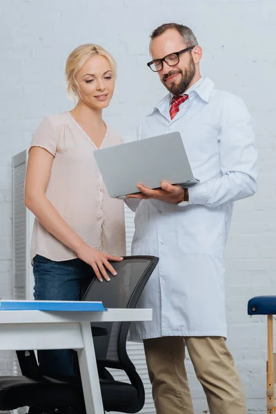 Fisioterapeuta Sonriente Bata Blanca Paciente Femenina Usando Portátil Hospital — Foto de Stock