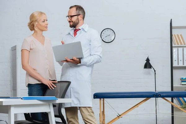 Physiotherapeutin Weißen Kittel Mit Laptop Und Patientin Schauen Sich Krankenhaus — Stockfoto