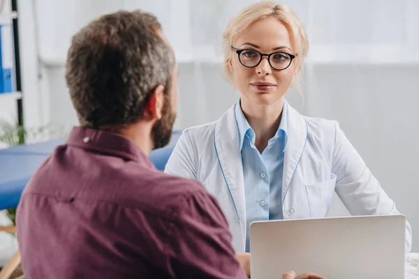 Patient Having Appointment Physiotherapist Eyeglasses Hospital — Stock Photo, Image