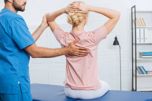 Gedeeltelijke Weergave Van Fysiotherapeut Doen Massage Voor Vrouw Massagetafel Ziekenhuis — Stockfoto