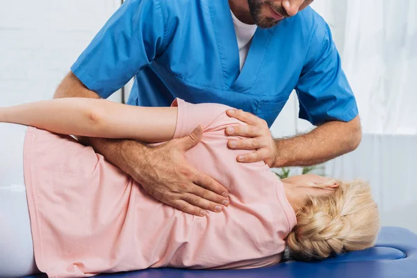 Tiro Recortado Quiroprático Massageando Volta Paciente Que Deitado Mesa Massagem — Fotografia de Stock