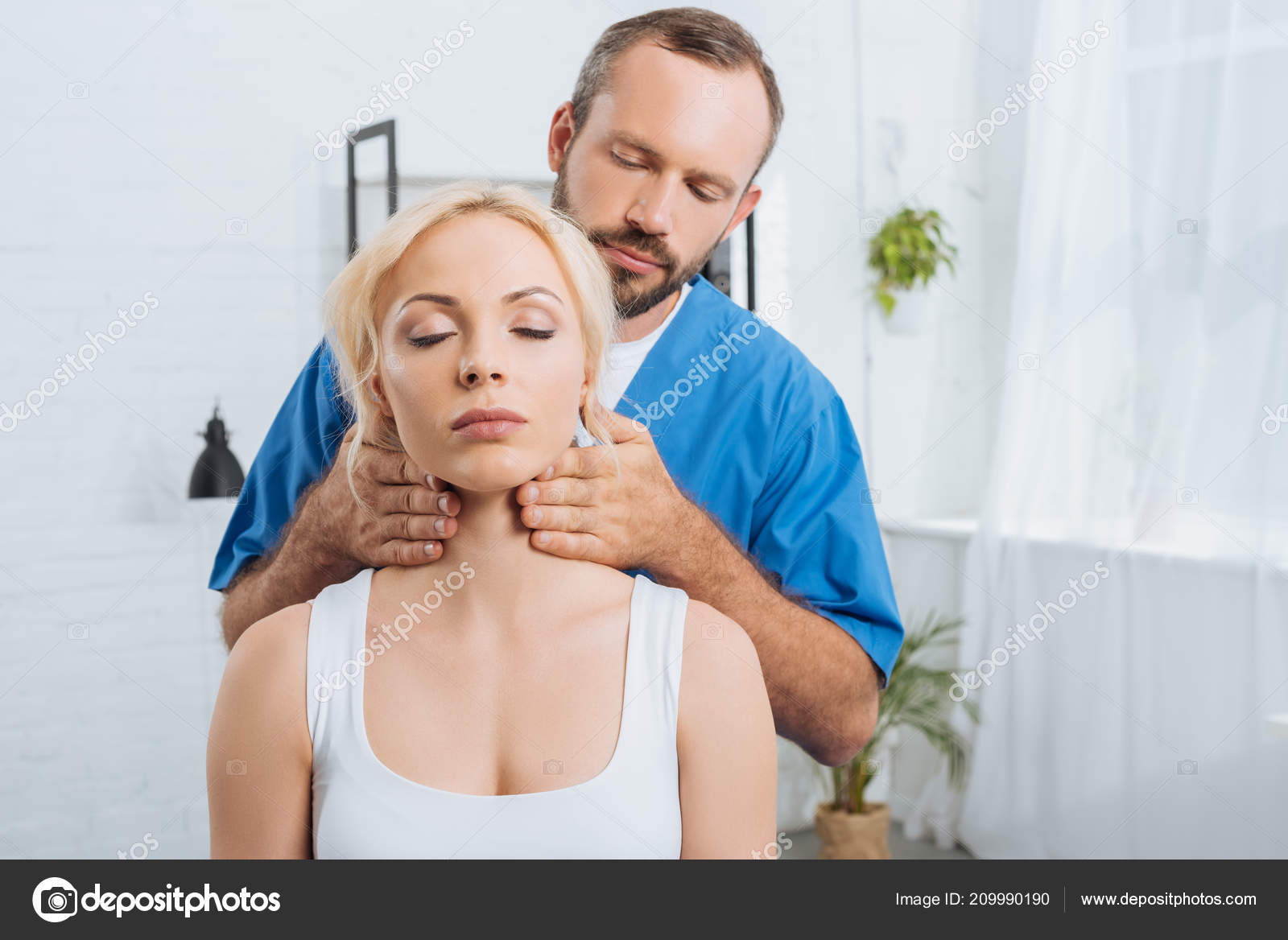 Professional Massage Of The Shoulder And Trapezius Muscle Indoors With Cozy  Dark Lighting. Premium Massage. Male Physiotherapist Massage Therapist  Doing Upper Back Massage To A Female Client Stock Photo, Picture and Royalty