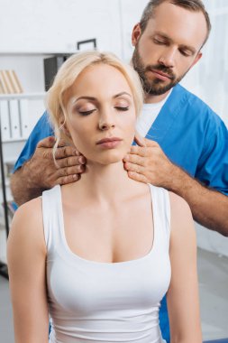 Klinikte genç kadın boyun masaj masaj terapisti portresi