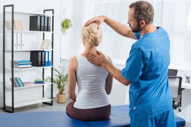 fizyoterapist kadına hastane Masaj Tablo masaj yapıyor