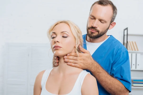 Retrato Masajista Terapeuta Masajeando Cuello Mujer Joven Clínica —  Fotos de Stock