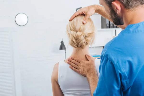Fisioterapista Che Massaggi Alla Donna Sul Lettino Massaggio Ospedale — Foto Stock