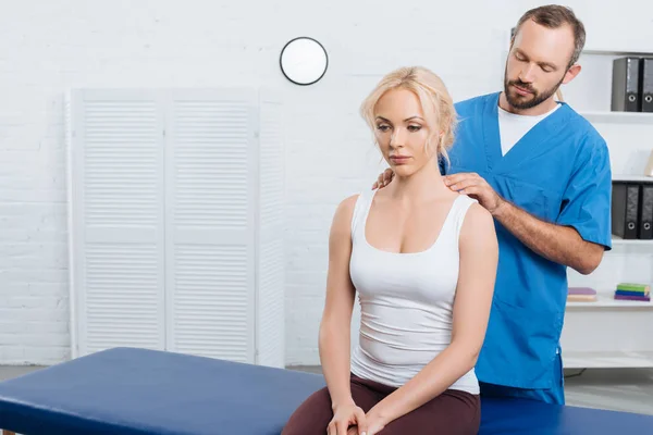Fisioterapeuta Massagear Ombros Das Mulheres Mesa Massagem Hospital — Fotografia de Stock