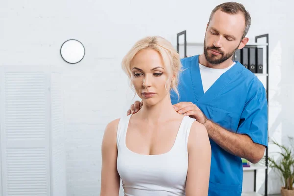 Retrato Fisioterapeuta Massageando Ombros Das Mulheres Hospital — Fotografia de Stock