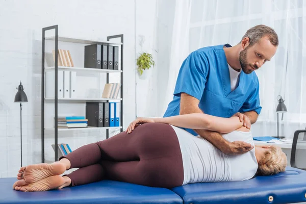 Quiroprático Massagear Volta Paciente Que Deitado Mesa Massagem Hospital — Fotografia de Stock