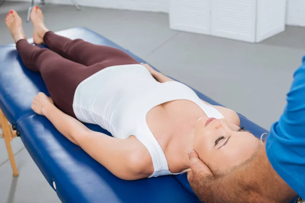 Visão Parcial Fisioterapeuta Massageando Pescoço Paciente Que Deitado Mesa Massagem — Fotografia de Stock