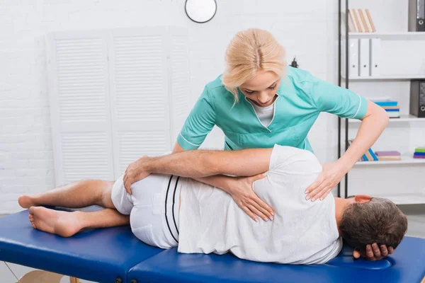 Quiroprático Massageando Volta Paciente Mesa Massagem Hospital — Fotografia de Stock