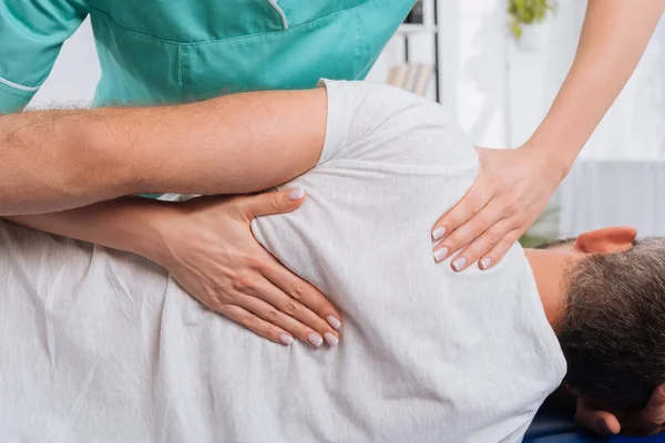 Plan Recadré Chiropraticien Massant Retour Sur Patient Sur Table Massage — Photo