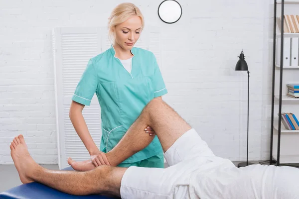 Visão Parcial Quiroprático Massagear Perna Paciente Durante Consulta Clínica — Fotografia de Stock