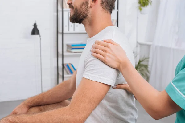 Vista Parcial Del Masajista Haciendo Masaje Paciente Clínica — Foto de Stock