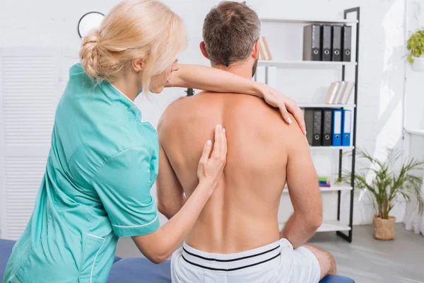 Vista Posteriore Dell Uomo Che Aggiustamento Chiropratico Clinica — Foto Stock