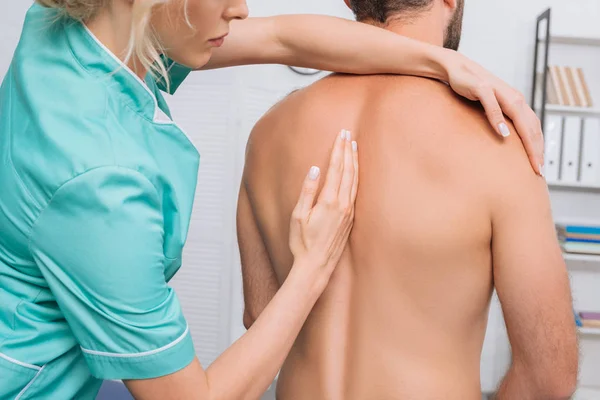 Vista Posteriore Dell Uomo Che Aggiustamento Chiropratico Clinica — Foto Stock