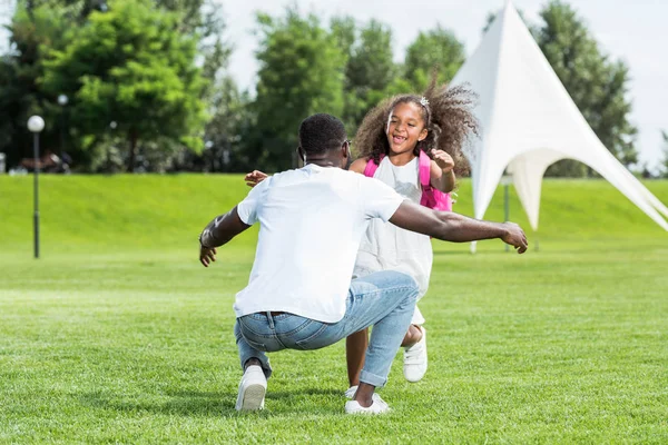 African American Schoolgirl Running Father Open Arms Park — Stock Photo, Image