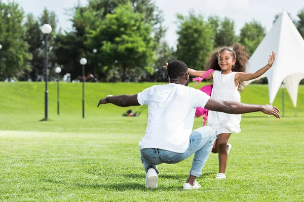 Afro Americano Figlia Con Scuola Borsa Correre Padre Braccia Aperte — Foto Stock