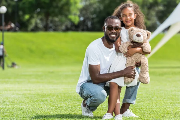 African American Father Daughter Teddy Bear Looking Camera Park — Stock Photo, Image