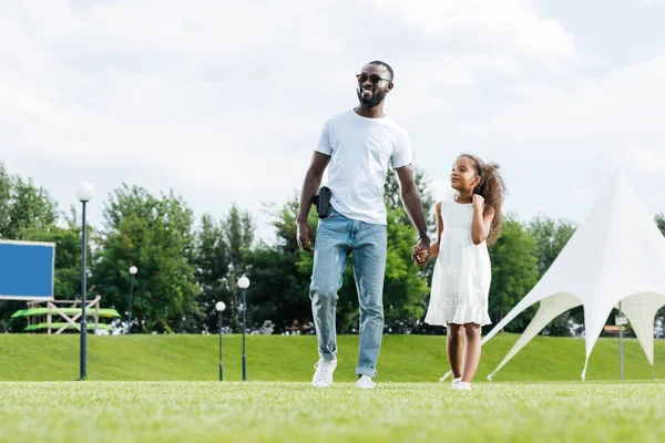 Afro Amerikai Rendőr Fegyver Lánya Kezét Séta Vidámpark — Stock Fotó