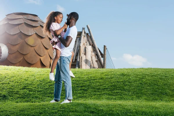 African American Father Holding Smiling Daughter Green Hill Amusement Park — Stock Photo, Image
