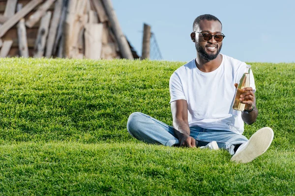 Stilig Afroamerikanska Man Sitter Med Soda Gröna Kulle — Gratis stockfoto