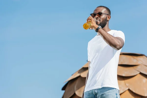 Stilig Afroamerikanska Man Dricka Dryck Mot Blå Himmel — Stockfoto