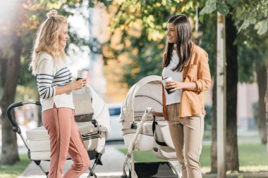 söz, git ve bebek için kahve arabası park ile ayakta anneler 
