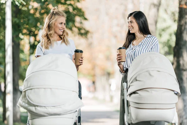 Madres Felices Caminando Con Cochecitos Bebé Café Vasos Papel Parque — Foto de Stock